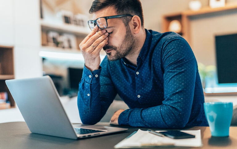 Pourquoi tout le monde se sent mentalement fatigué aujourd’hui (même sans faire grand-chose)